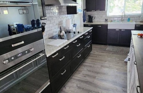 Golden Beach House | Beautiful updated home - Walk to Beach