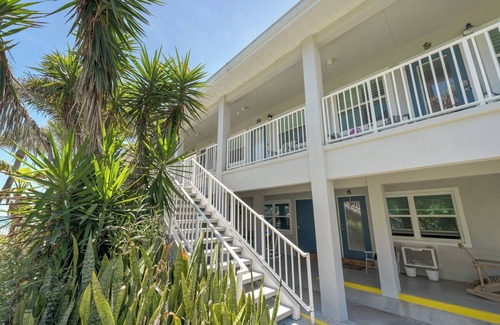 North Redington Beach House | Beautiful Condo a few steps from the beach