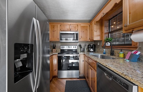 Gatlinburg - Pigeon Forge Cabin | Beautiful View! Cozy! Privacy, Pet Friendly! Hot Tub! Pool/Fishing Pond access!