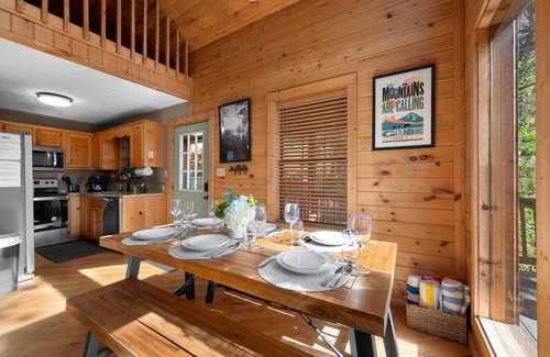 Gatlinburg - Pigeon Forge Cabin | Beautiful View! Cozy! Privacy, Pet Friendly! Hot Tub! Pool/Fishing Pond access!