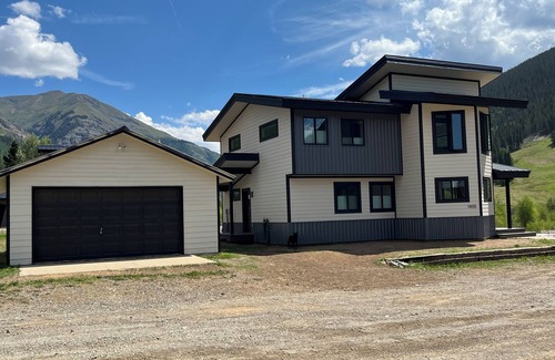 Silverton House | Beautiful Views on the Animas river in Silverton