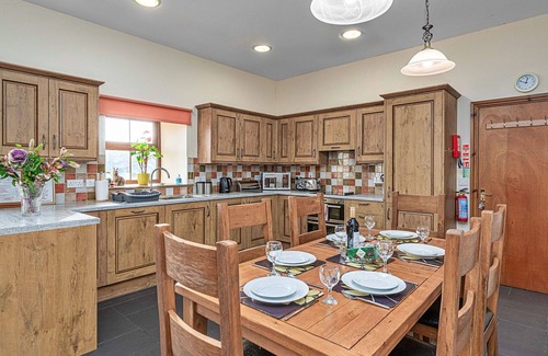 Glandyfi House | Beautiful villa for 6 guests with WIFI, hot tub, TV and pets allowed