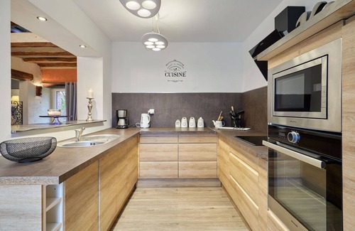 Surville House | Beautiful villa for 4 guests with hot tub, WIFI, TV, terrace and pets allowed