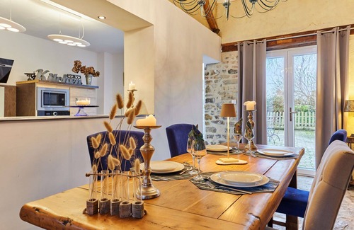 Surville House | Beautiful villa for 4 guests with hot tub, WIFI, TV, terrace and pets allowed