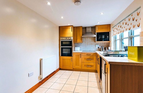 Craven Arms House | Beautiful villa for 4 guests with WIFI, pool and terrace