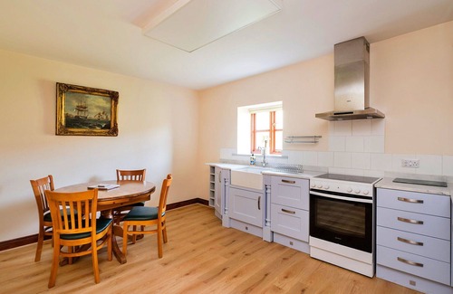 Craven Arms House | Beautiful villa for 4 guests with pool, WIFI and parking