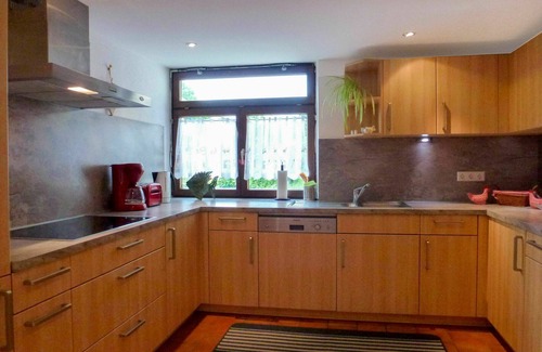 Huefingen House | Beautiful villa for 6 guests with WIFI, TV, patio, pets allowed and parking
