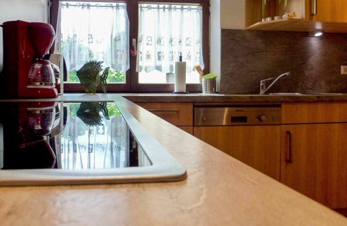 Huefingen House | Beautiful villa for 6 guests with WIFI, TV, patio, pets allowed and parking