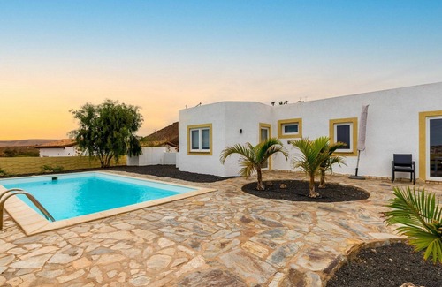 Parque Holandes House | Beautiful villa for 6 guests with private pool, WIFI, TV and terrace