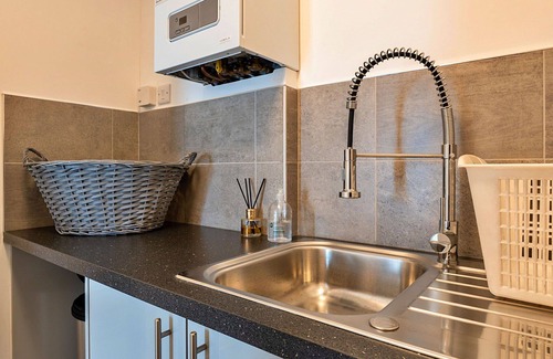 Saltash House | Beautiful villa for 6 guests with WIFI and terrace