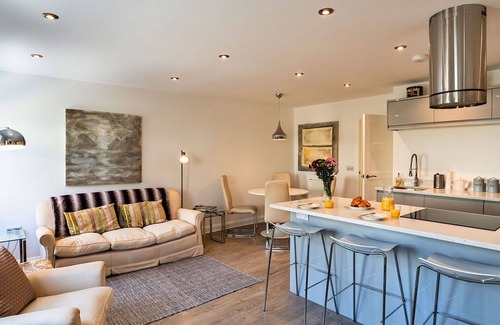 Saltash House | Beautiful villa for 6 guests with WIFI and terrace