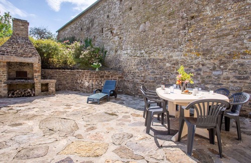 Portbail House | Beautiful villa for 6 guests with WIFI, TV, terrace and pets allowed