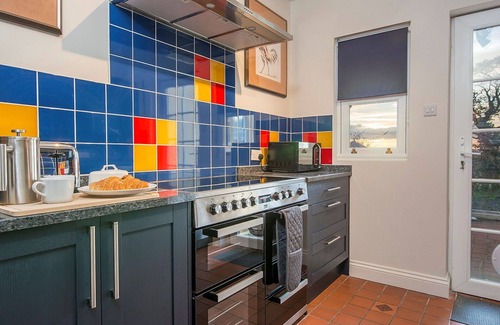 Carmarthen House | Beautiful villa for 19 guests with private pool, hot tub, WIFI and pets allowed