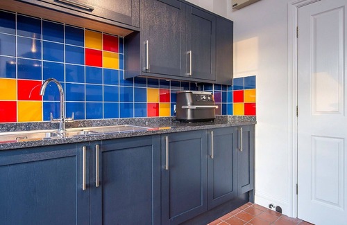 Carmarthen House | Beautiful villa for 19 guests with private pool, hot tub, WIFI and pets allowed