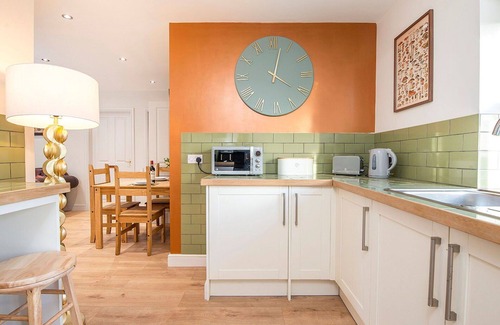 Carmarthen House | Beautiful villa for 19 guests with private pool, hot tub, WIFI and pets allowed