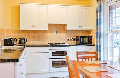 Eaton Mascott House | Beautiful villa for 4 people with WIFI, TV and pets allowed