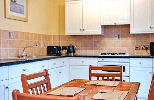 Eaton Mascott House | Beautiful villa for 4 people with WIFI, TV and pets allowed