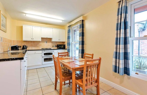 Eaton Mascott House | Beautiful villa for 4 people with WIFI, TV and pets allowed
