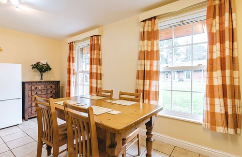 Eaton Mascott House | Beautiful villa for 4 people with WIFI, TV and pets allowed