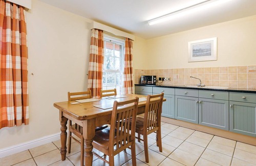 Eaton Mascott House | Beautiful villa for 4 people with WIFI, TV and pets allowed