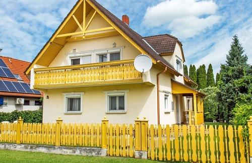 Balatonkeresztur House | Beautiful villa for 5 guests with A/C, TV, terrace and parking