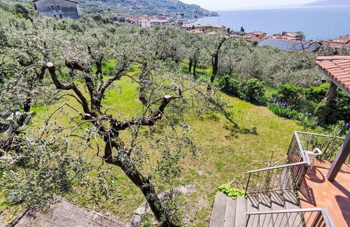 Malcesine Villa | Beautiful villa for 4 guests with WIFI, A/C, TV, patio and pets allowed
