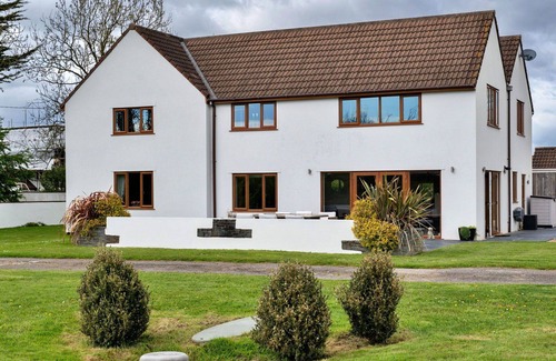 Lympsham House | Beautiful villa for 12 people with WIFI, hot tub, terrace and pets allowed