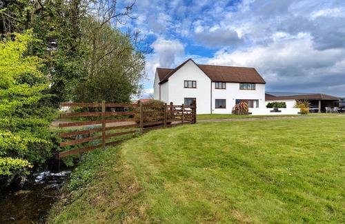 Lympsham House | Beautiful villa for 12 people with WIFI, hot tub, terrace and pets allowed