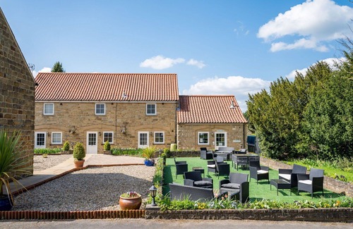 Thirsk House | Beautiful villa for 4 people with WIFI, pool, hot tub and terrace