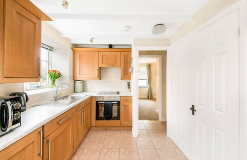 Thirsk House | Beautiful villa for 6 guests with hot tub, WIFI, pool and terrace
