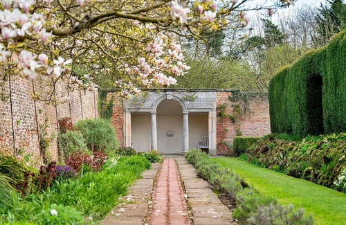 Thirsk House | Beautiful villa for 6 guests with hot tub, WIFI, pool and terrace