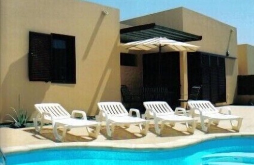 Corralejo Villa | Beautiful villa with heated pool, large patio area and barbecue