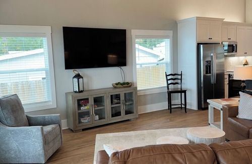 Flint House | BEAUTIFUL WATERFRONT 2 BR 2 BH house on Lake Palestine, WiFi, AC & amazing views