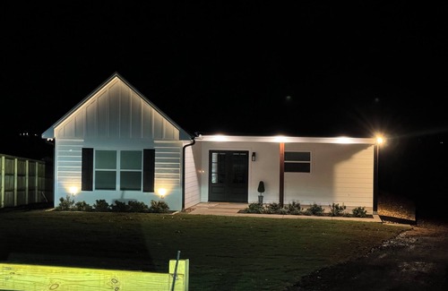 Flint House | BEAUTIFUL WATERFRONT 2 BR 2 BH house on Lake Palestine, WiFi, AC & amazing views