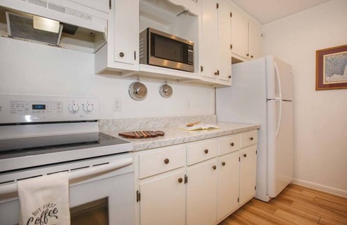 Lillian House | Beautiful waterfront pet friendly home