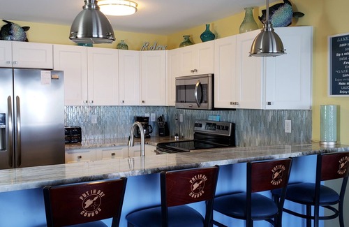 Put-in-Bay Condo | Beautiful Waterfront Put-In-Bay Condo - Lakeside Decks 4BR 3BA -12ppl CON 207