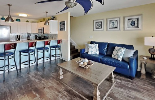 Put-in-Bay Condo | Beautiful Waterfront Put-In-Bay Condo - Lakeside Decks 4BR 3BA -12ppl CON 207