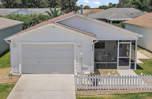 Liberty Park Villa | Beautifully Decorated and only 5 minutes from Lake Sumter Landing Square!