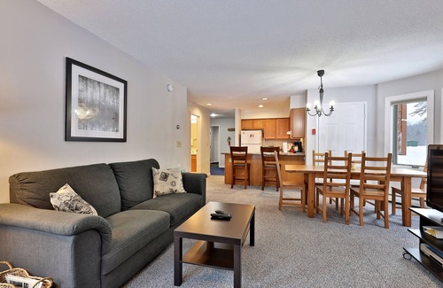 Killington Condo | Beautifully decorated 3 bedroom condo nestled on Pico Mountain Ski in Ski out G101