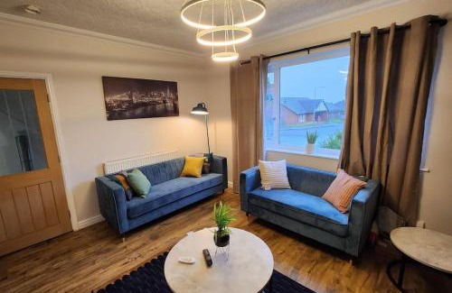 Farnworth Apartment | Beautifully Fab 3 bedroom 7 guests house