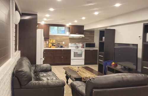 Whitby House | Beautifully Finished Apartment with Heated Floors and Pool Table