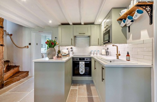 Stow-on-the-Wold Cottage | Beautifully presented dog friendly holiday cottage in the Cotswolds with a courtyard garden - Heath