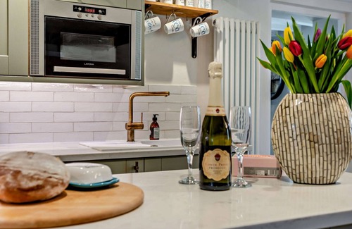 Stow-on-the-Wold Cottage | Beautifully presented dog friendly holiday cottage in the Cotswolds with a courtyard garden - Heath