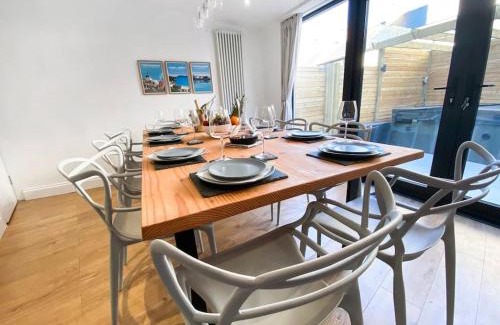 Rhyd-y-clafdy House | Beautifully Presented 5 BR House with Hot Tub