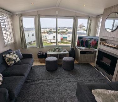Weymouth Resort | BEAUTIFULLY PRESENTED DOG FRIENDLY CARAVAN on VERY POPULAR LITTLESEA HOLIDAY HAVEN PARK WEYMOUTH