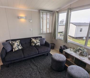 Weymouth Resort | BEAUTIFULLY PRESENTED DOG FRIENDLY CARAVAN on VERY POPULAR LITTLESEA HOLIDAY HAVEN PARK WEYMOUTH