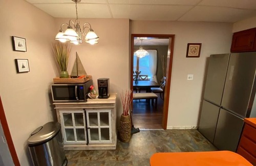 Niagara Falls House | Beautifully remodeled house 1 mile from the falls!