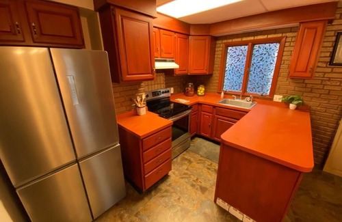 Niagara Falls House | Beautifully remodeled house 1 mile from the falls!