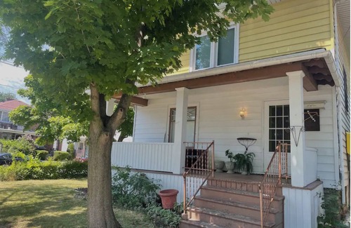 Niagara Falls House | Beautifully remodeled house 1 mile from the falls!