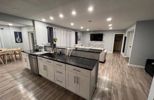 South Venice House | Beautifully Remodeled La Victoria -vacation home